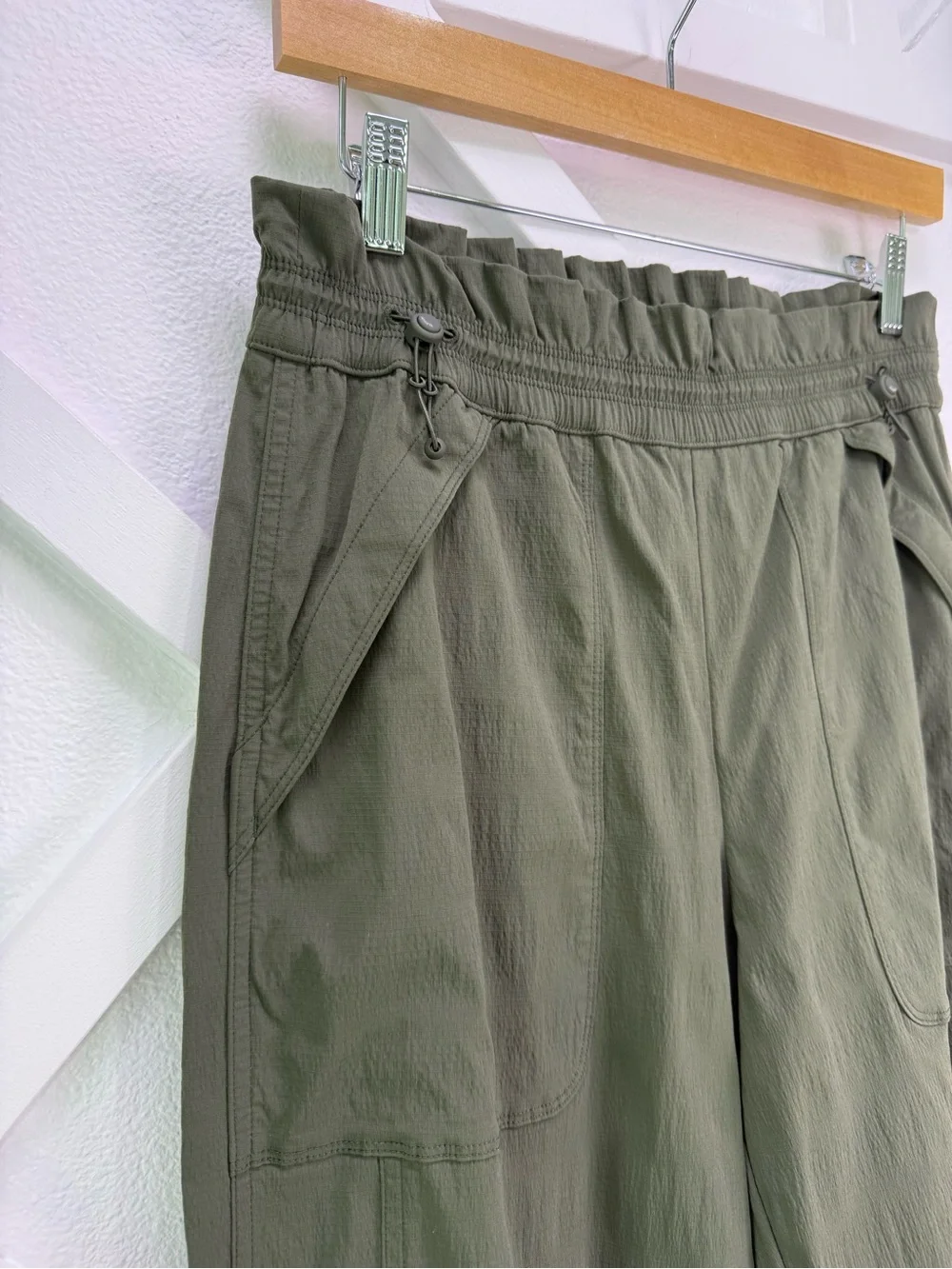 Athleta Trekkie High Rise Parachute Pant Olive Green Size 6